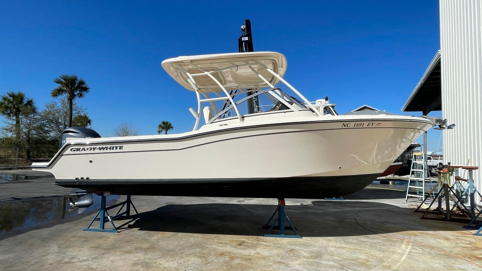 2022-grady-white-freedom-235-power-9712131-20250312035856870-1_XLARGE.jpg