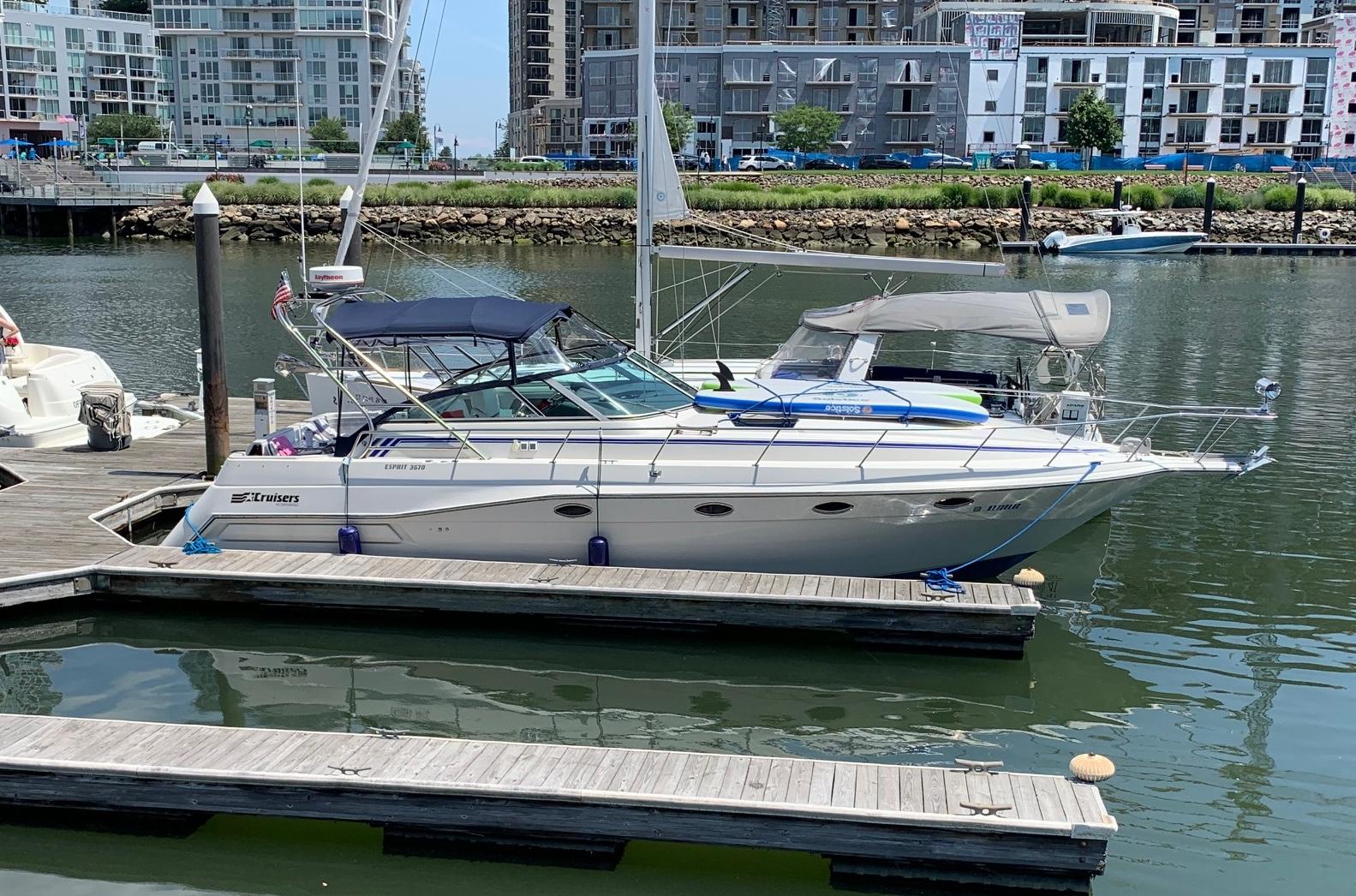 1989 Cruisers Yachts 3670 Esprit
