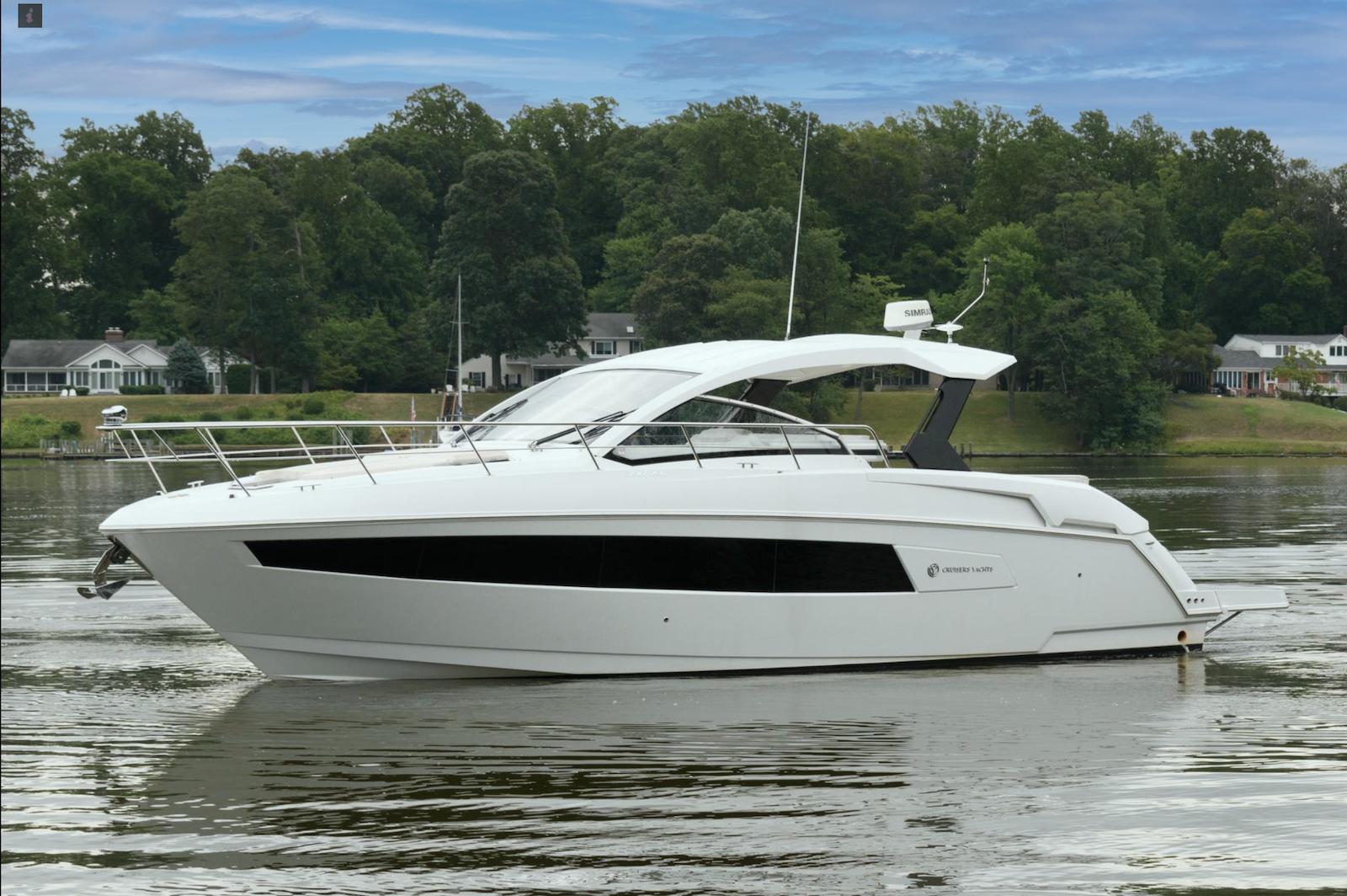 2018 Cruisers Yachts 390 Express Coupe