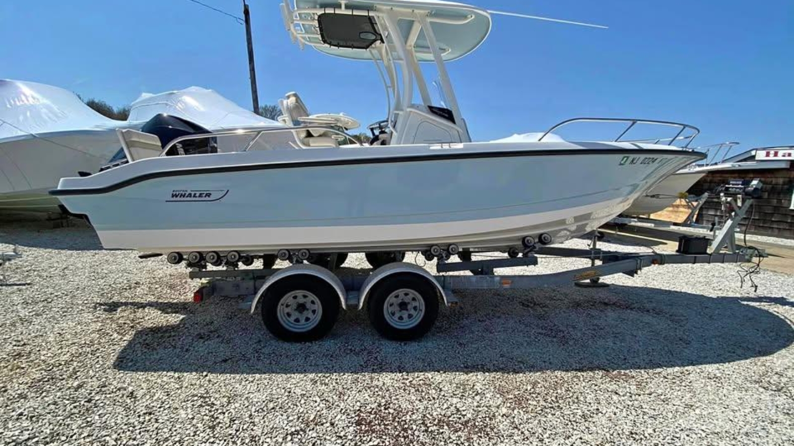 2023-boston-whaler-220-dauntless-power-9743492-20250401114958675-1_XLARGE.jpg