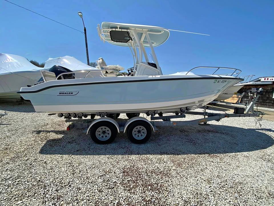 2023 Boston Whaler 220 Dauntless
