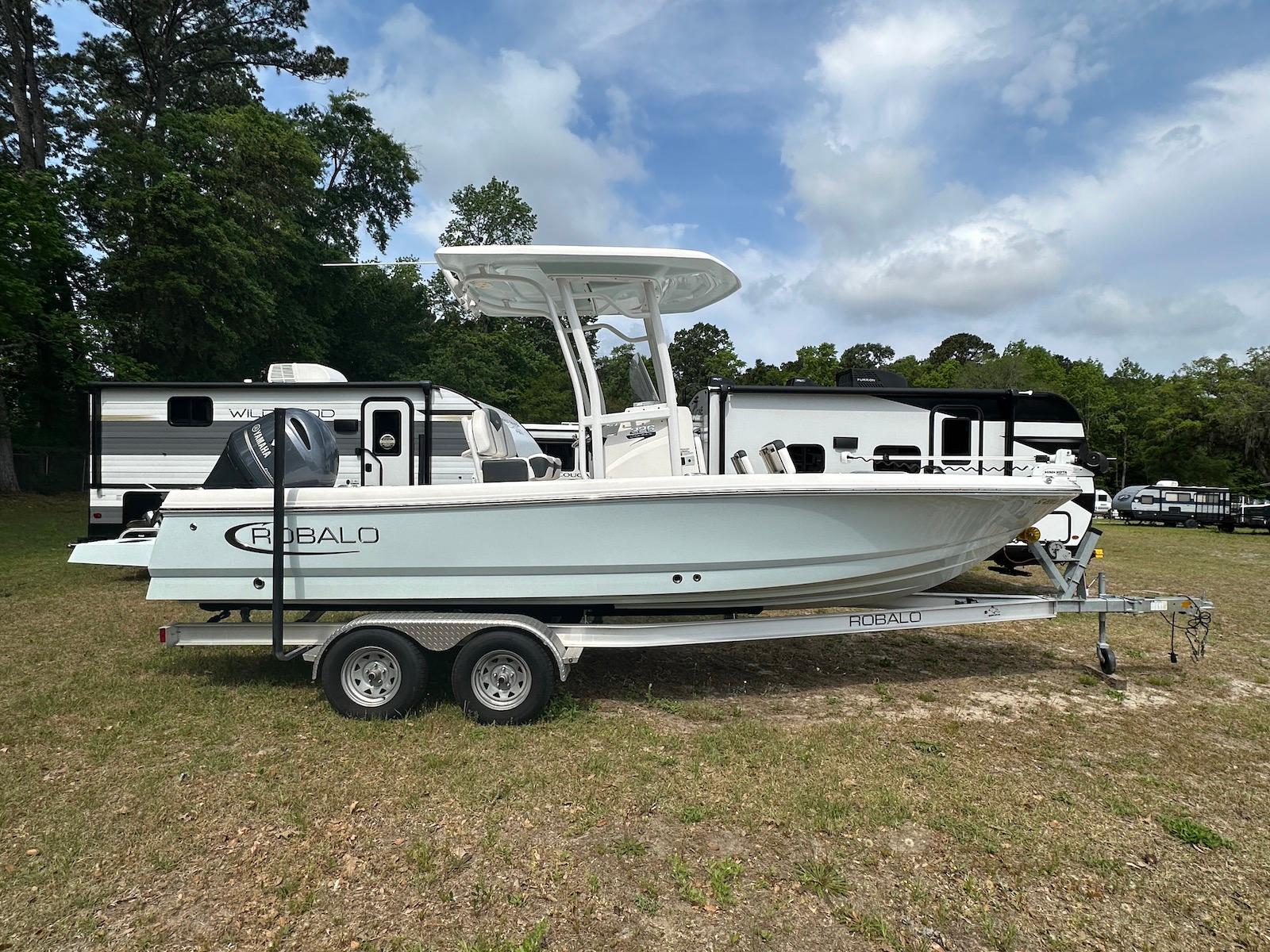 2023 Robalo 226 Cayman