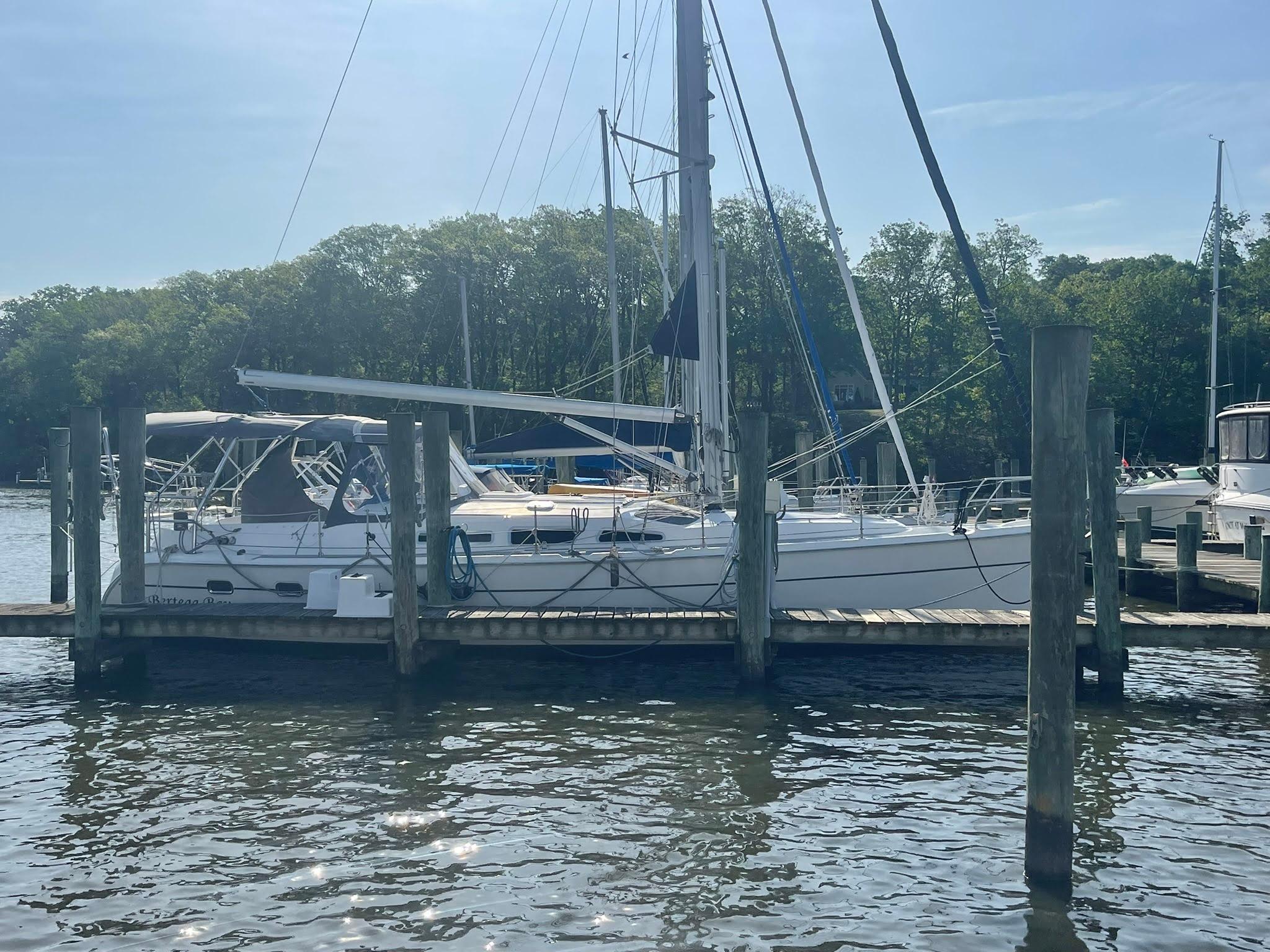 2004 Hunter 44 Deck Salon