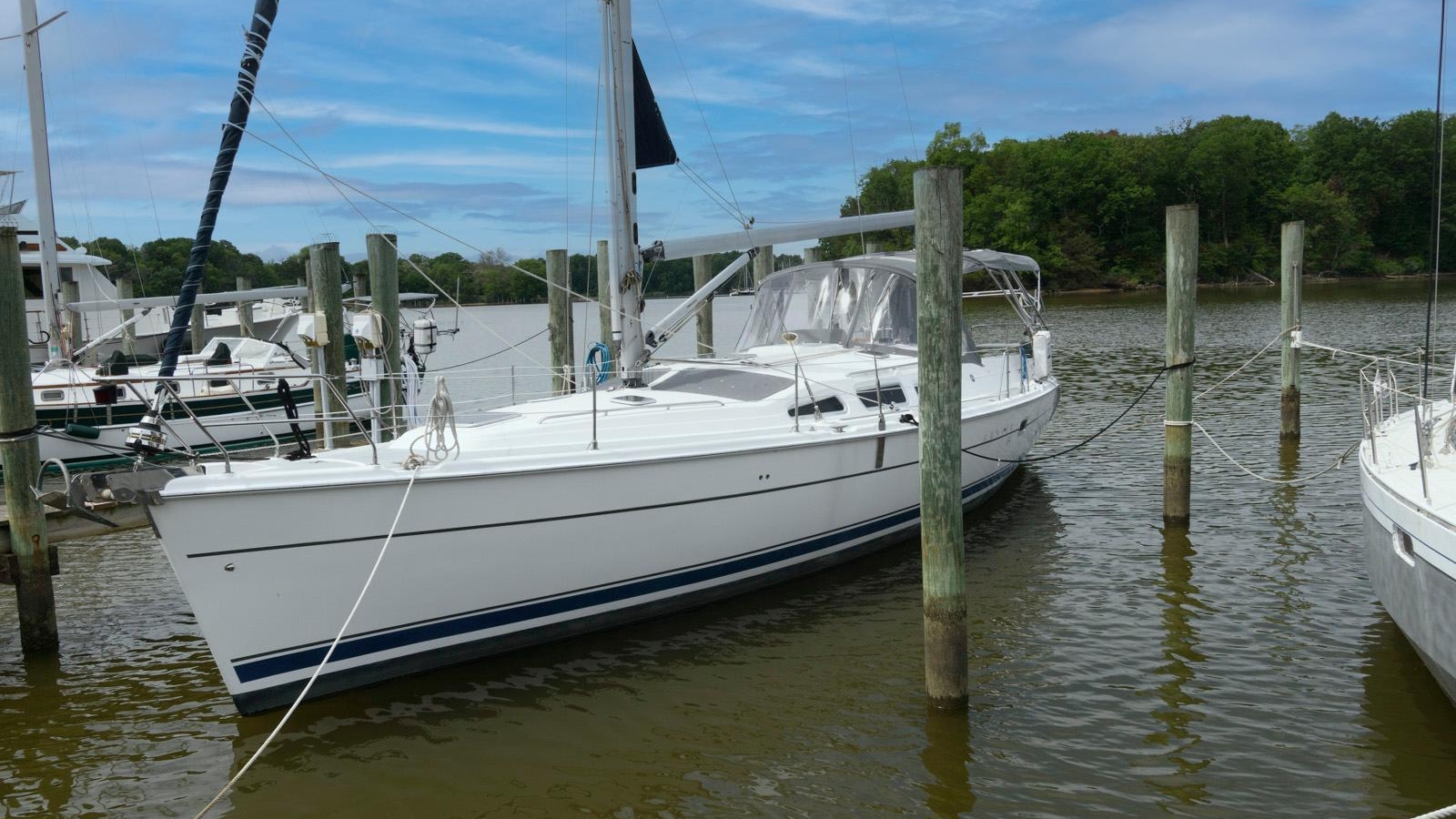 2004-hunter-44-deck-salon-sail-9765108-20250511150200275-1_XLARGE.jpg