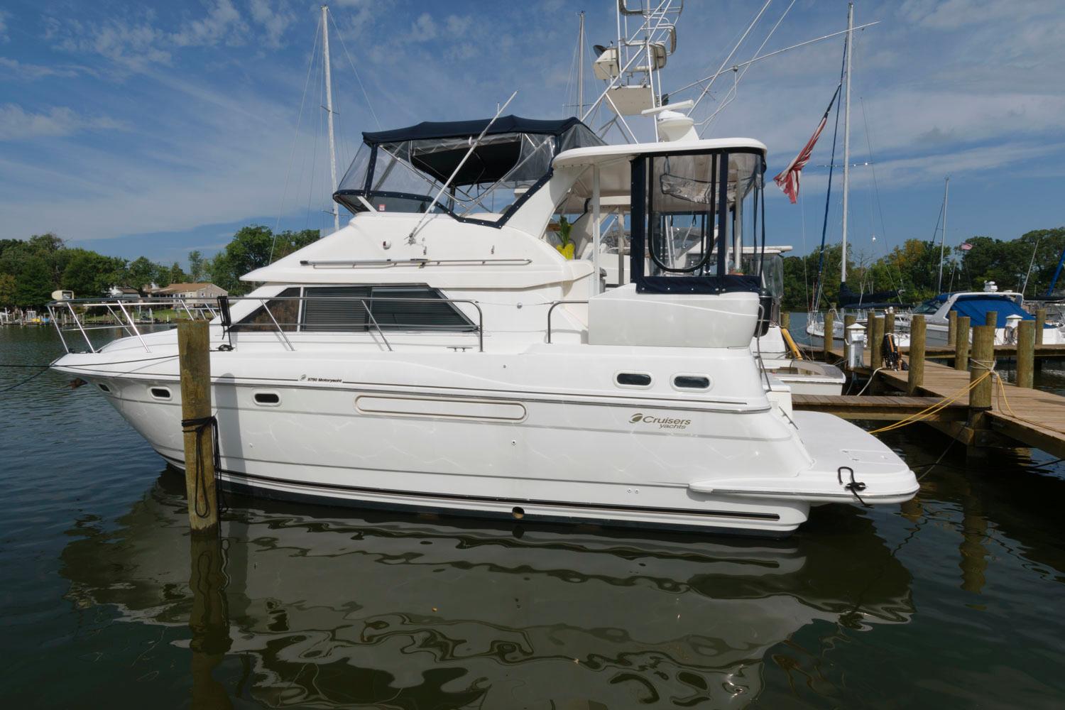 1999 Cruisers Yachts 3750 Motoryacht