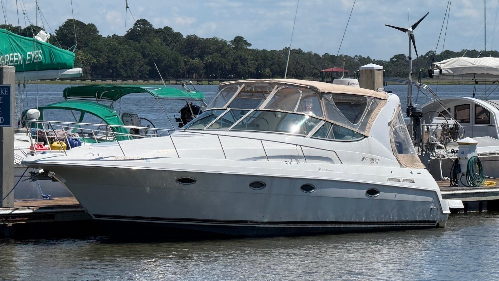 2000-cruisers-yachts-3375-express-power-9856397-20250629111927172-1.jpg