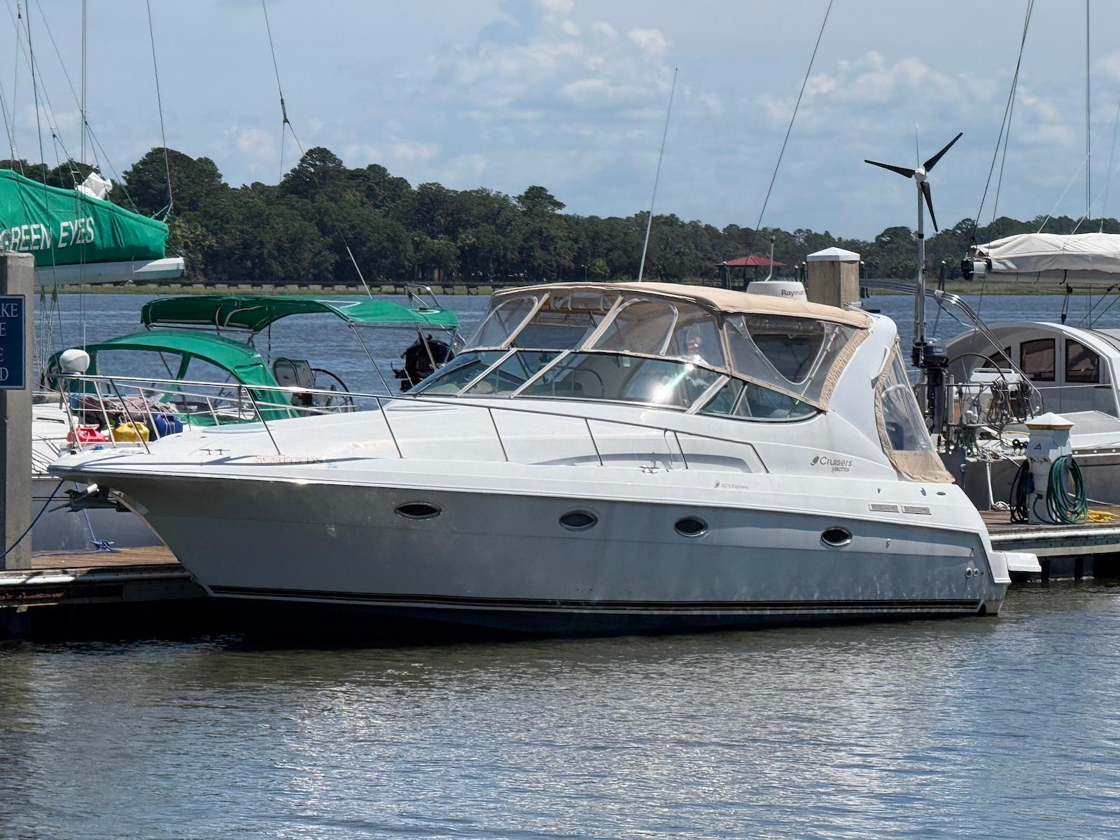2000 Cruisers Yachts 3375 Express