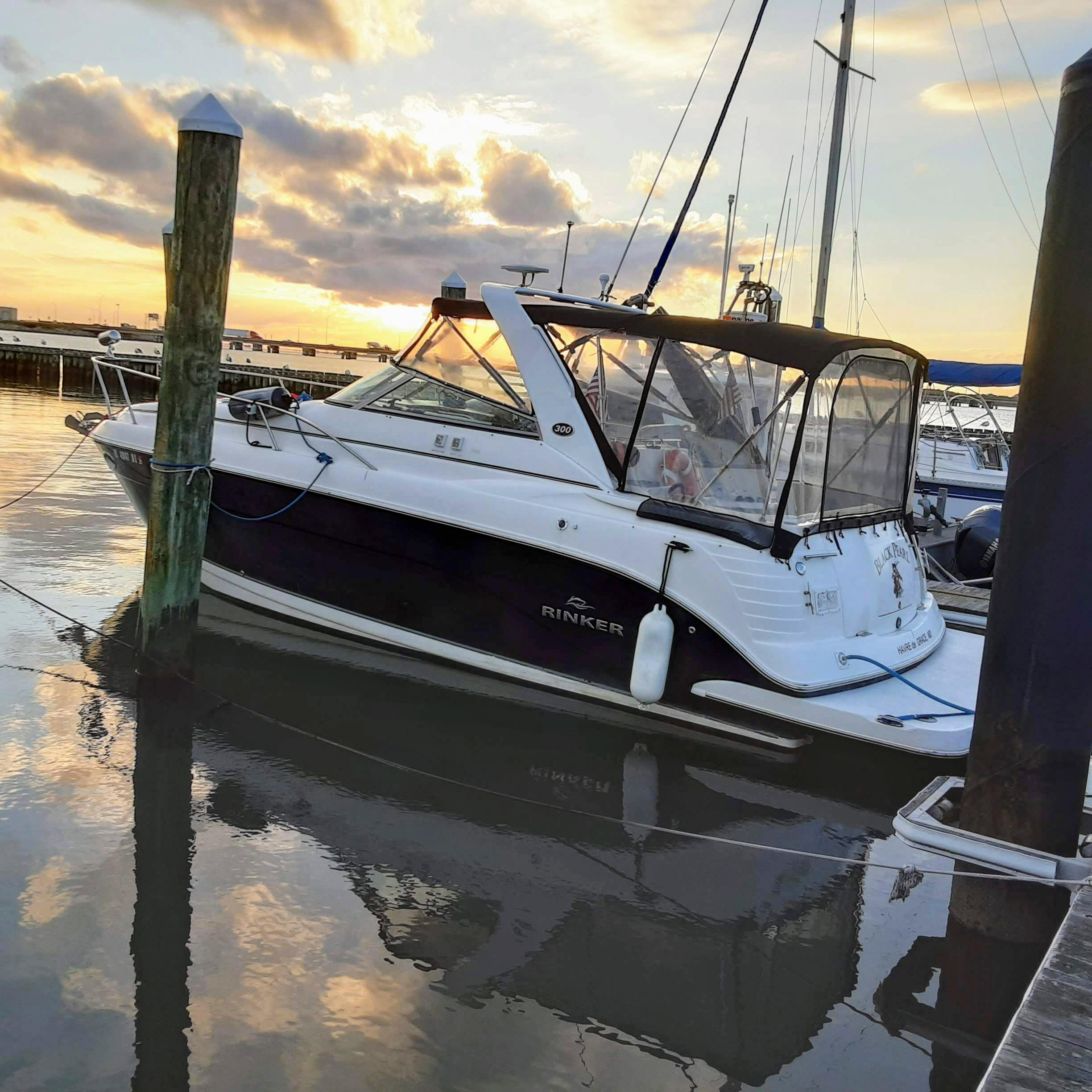 2007 Rinker 300 Express Cruiser