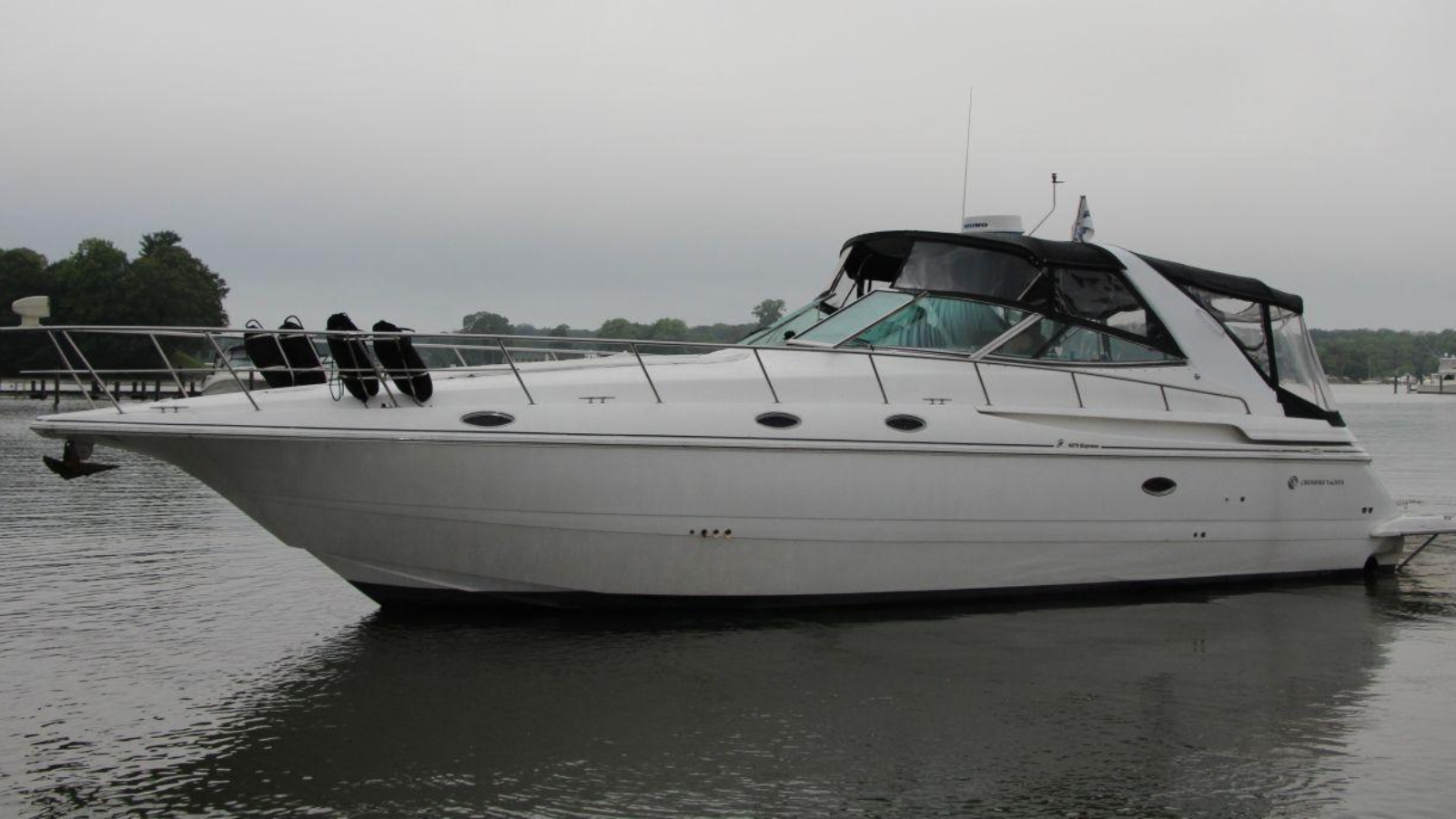 2002-cruisers-yachts-4270-express-power-9868821-20250711025439329-1.jpg