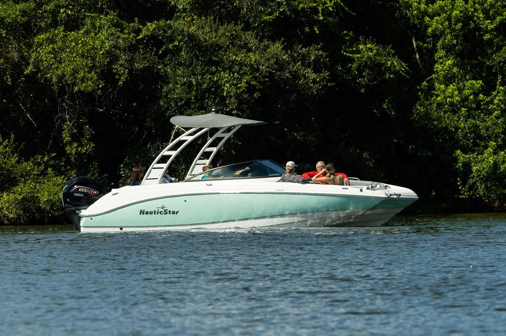 2022 NauticStar 243 DC
