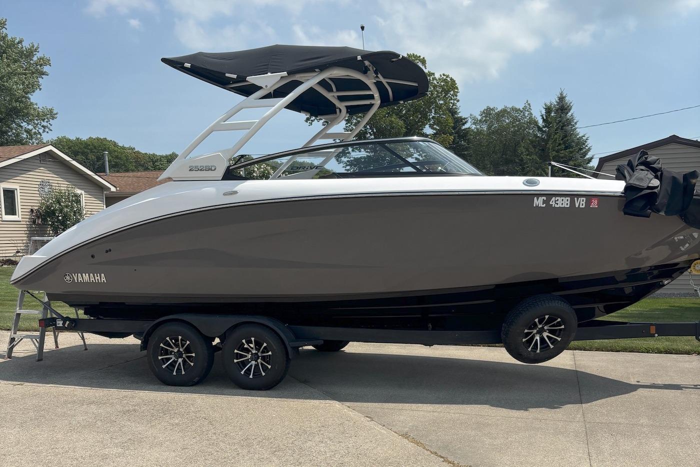 2023 Yamaha Boats 252SD