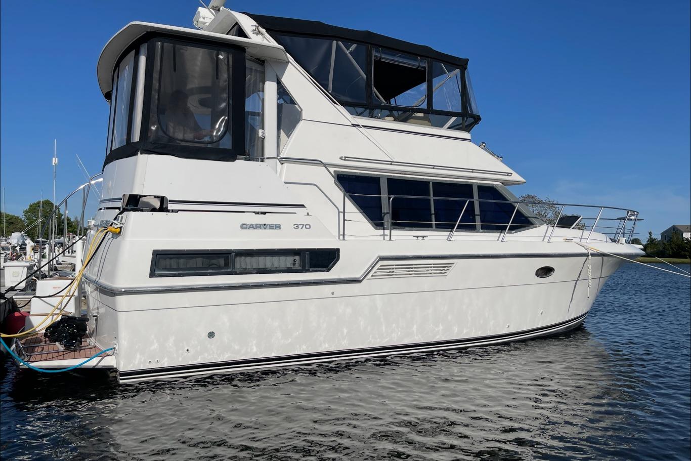 1994 Carver 370 Aft Cabin Motor Yacht