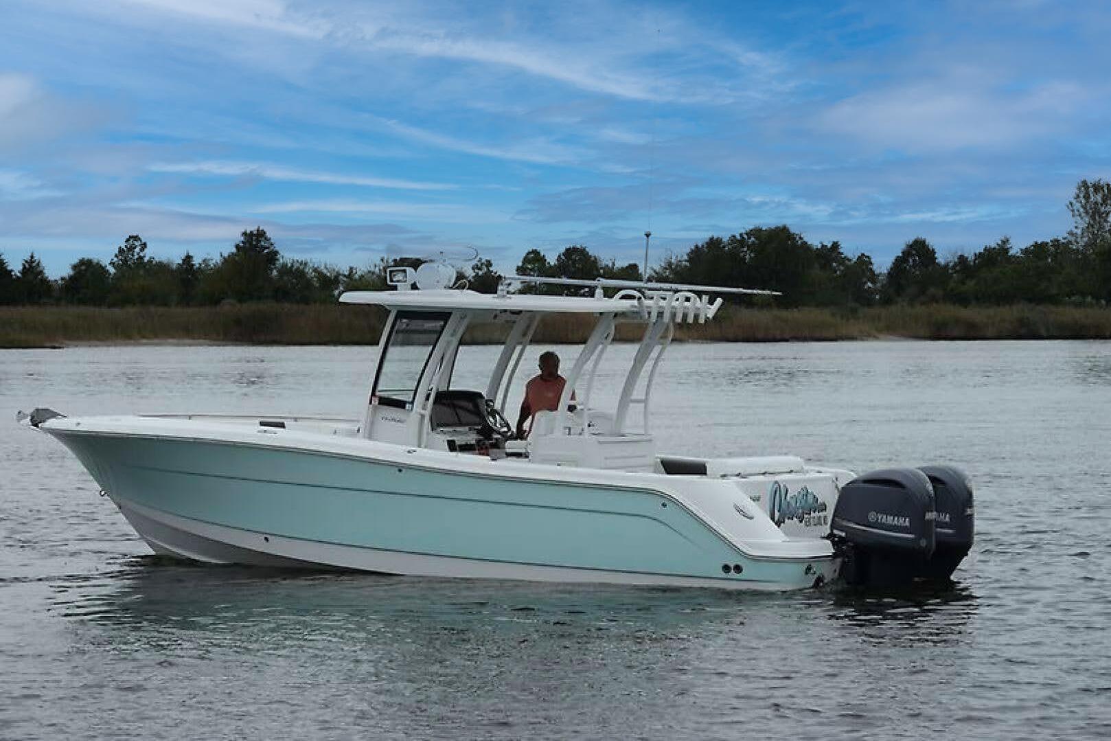 2018 Robalo R302 Center Console