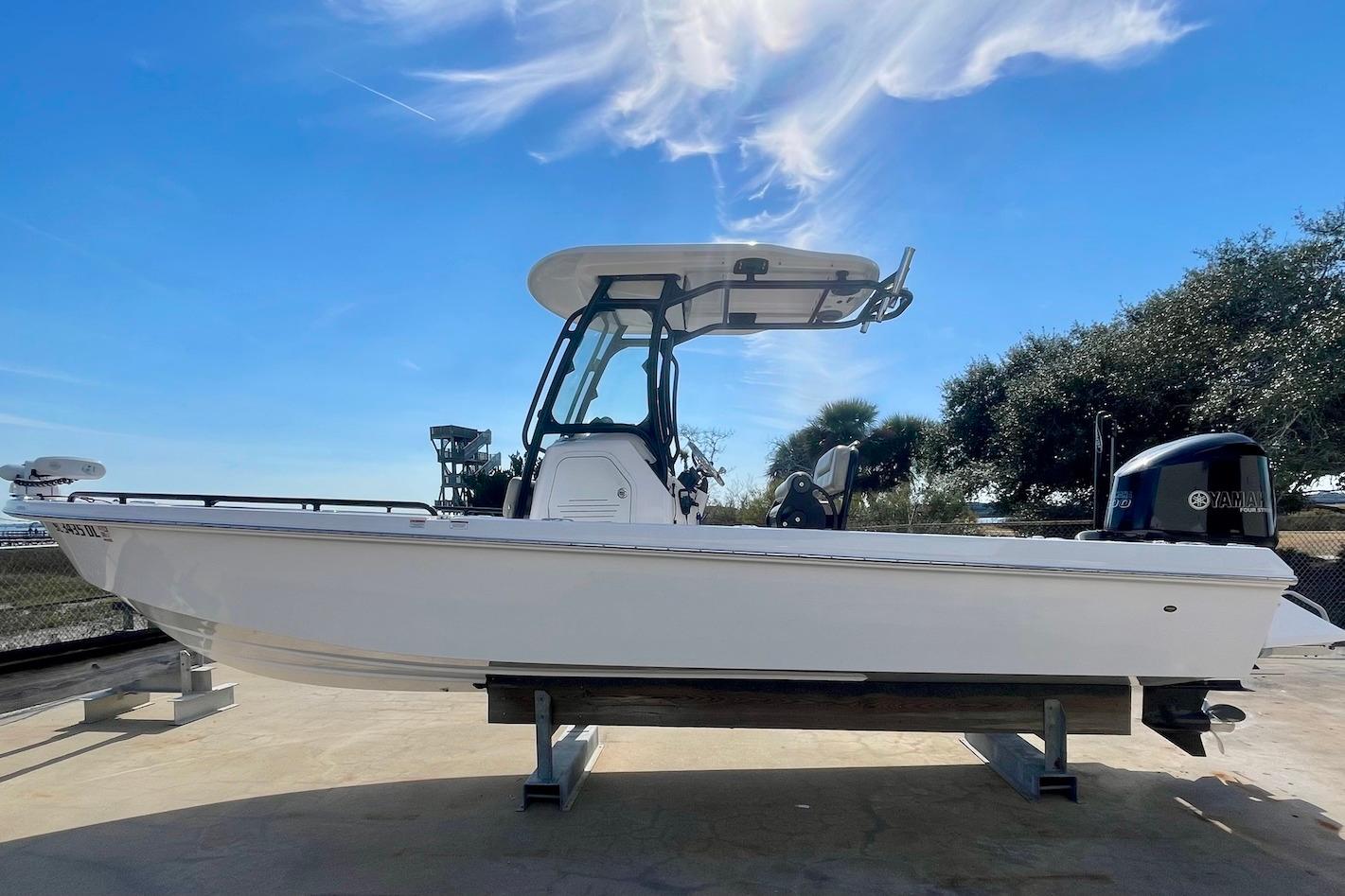 2019 Everglades 243 Center Console