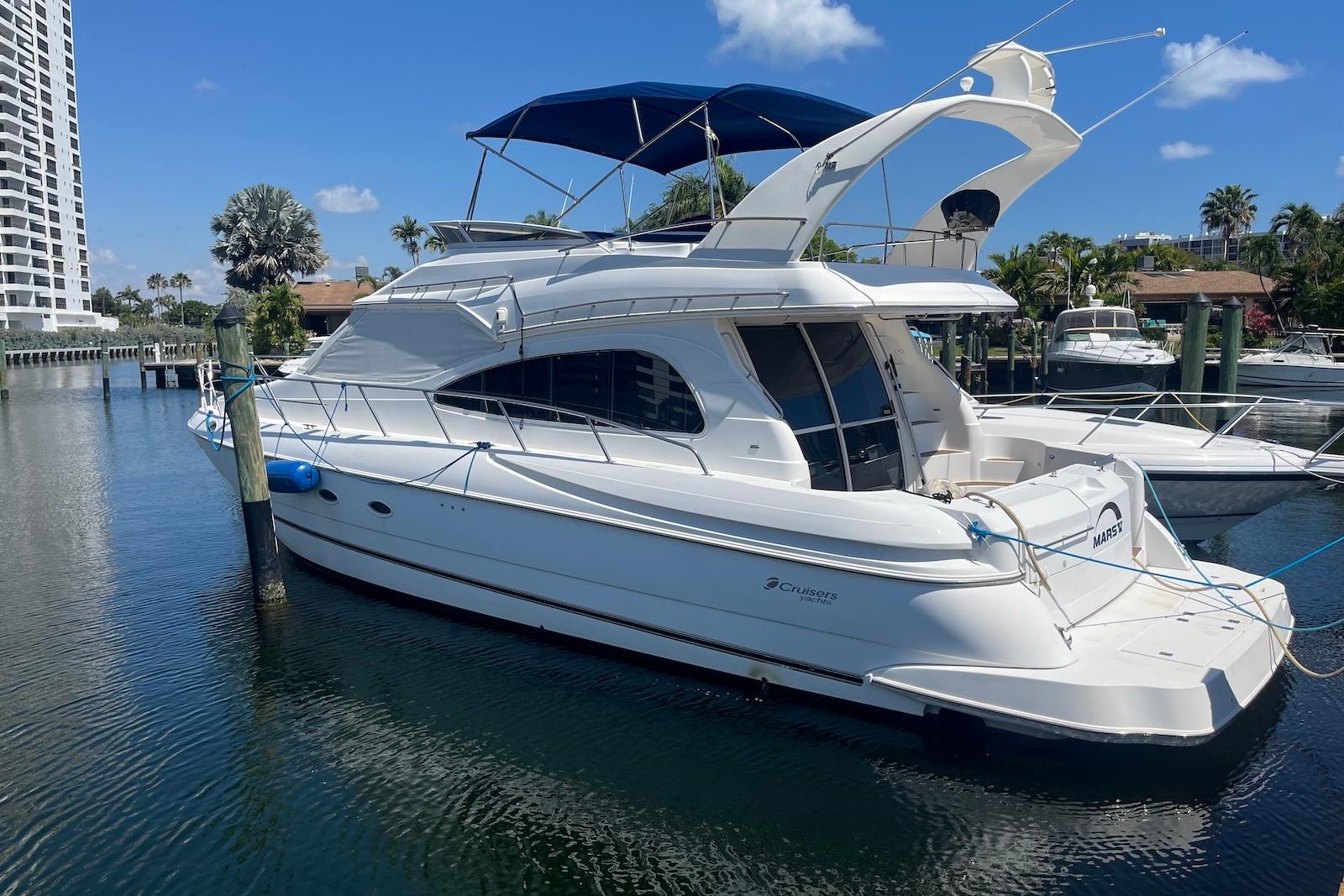 2000 Cruisers Yachts 5000 Sedan Sport