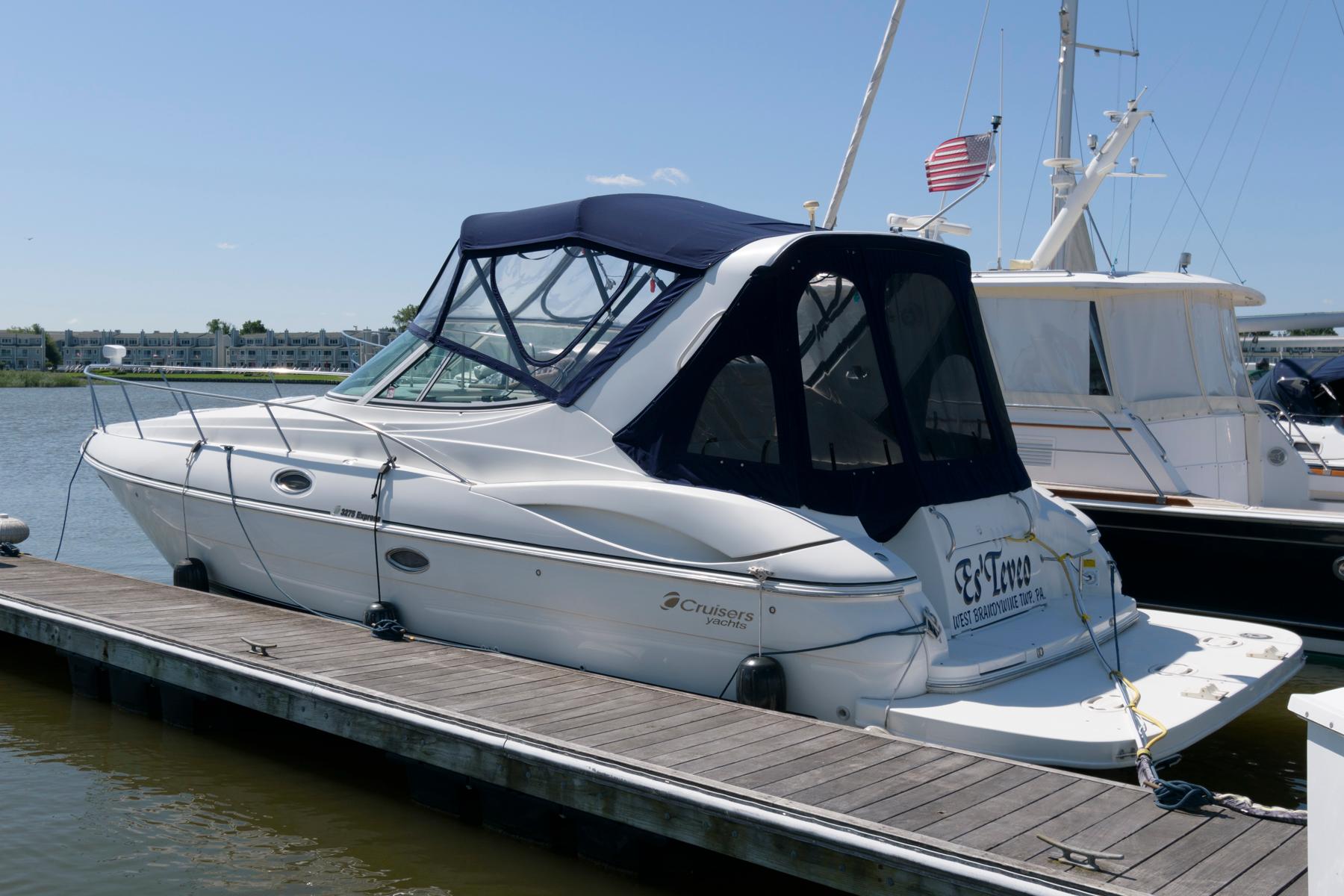 2002 Cruisers Yachts 3275 Express