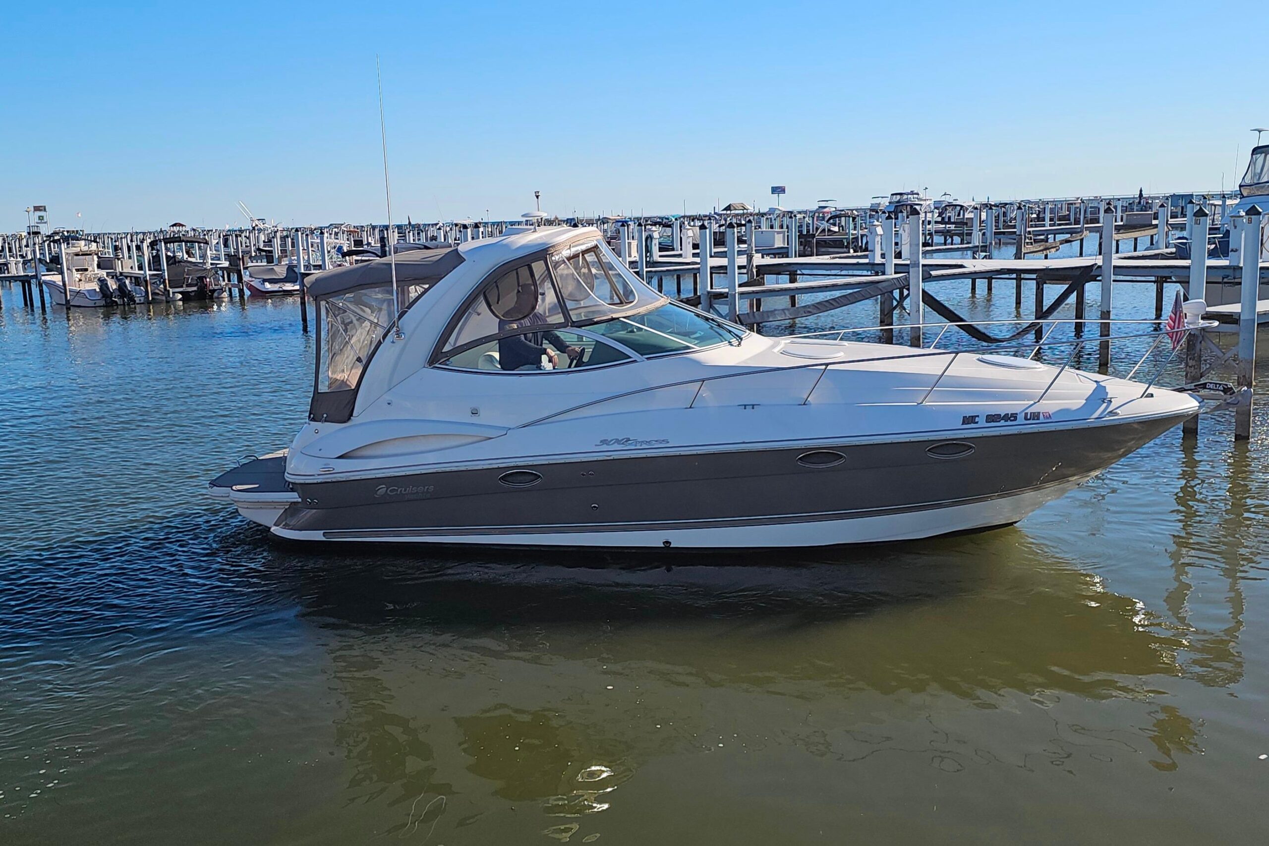 2006 Cruisers Yachts 300 Express