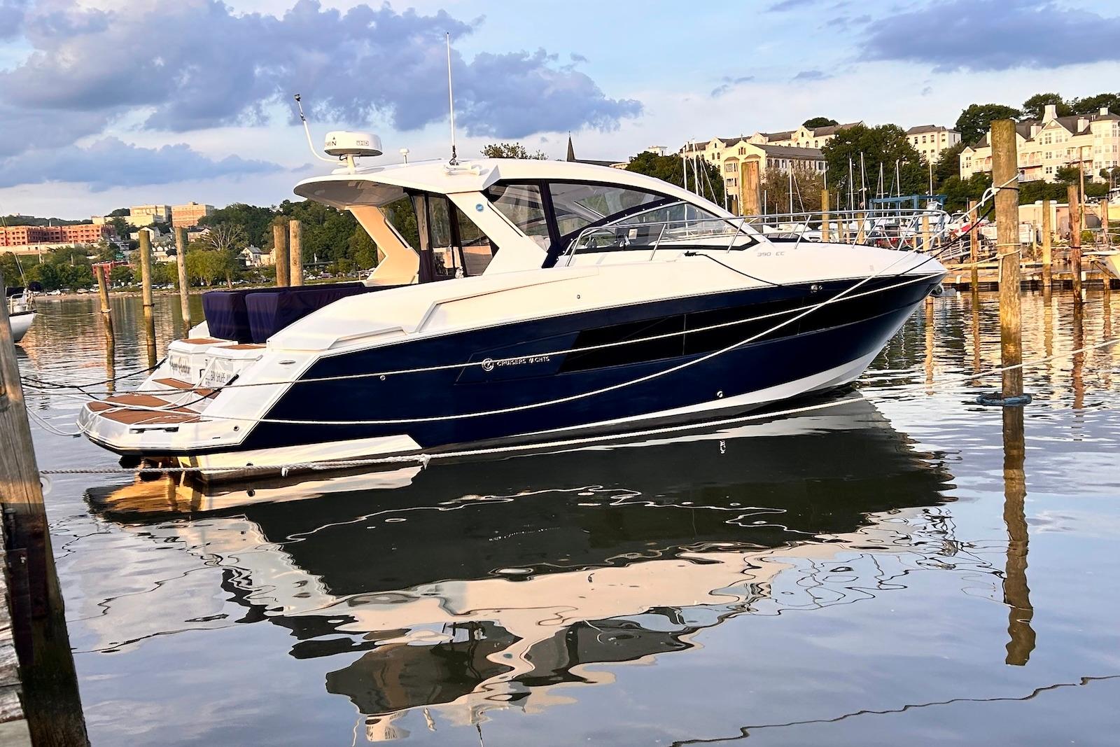 2015 Cruisers Yachts 390 Express Coupe
