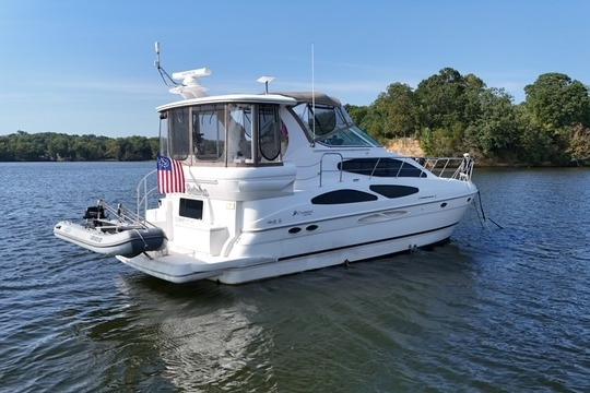 2003 Cruisers Yachts 4050 Express