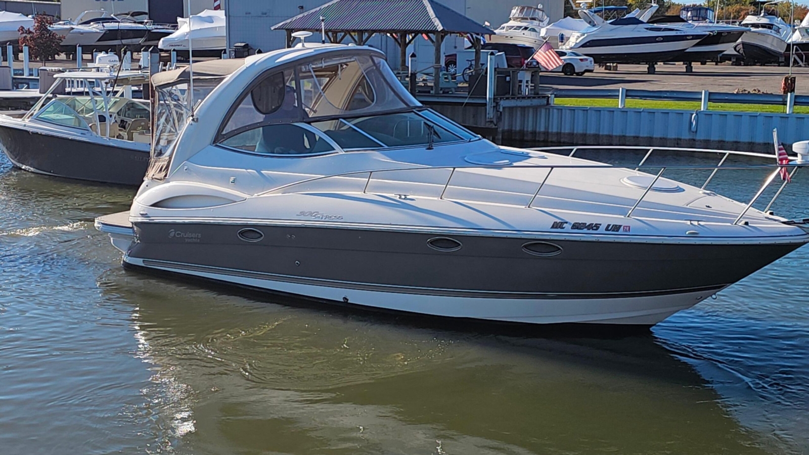 2006-cruisers-yachts-300-express-power-9982350-20251016135234207-2.jpg