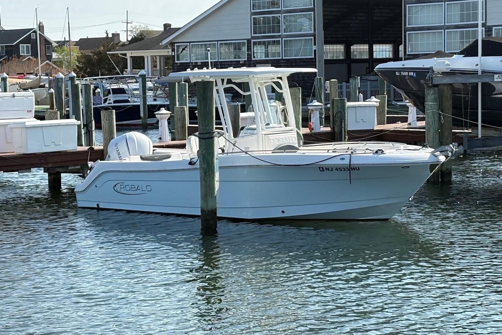 2019 Robalo R242 Explorer
