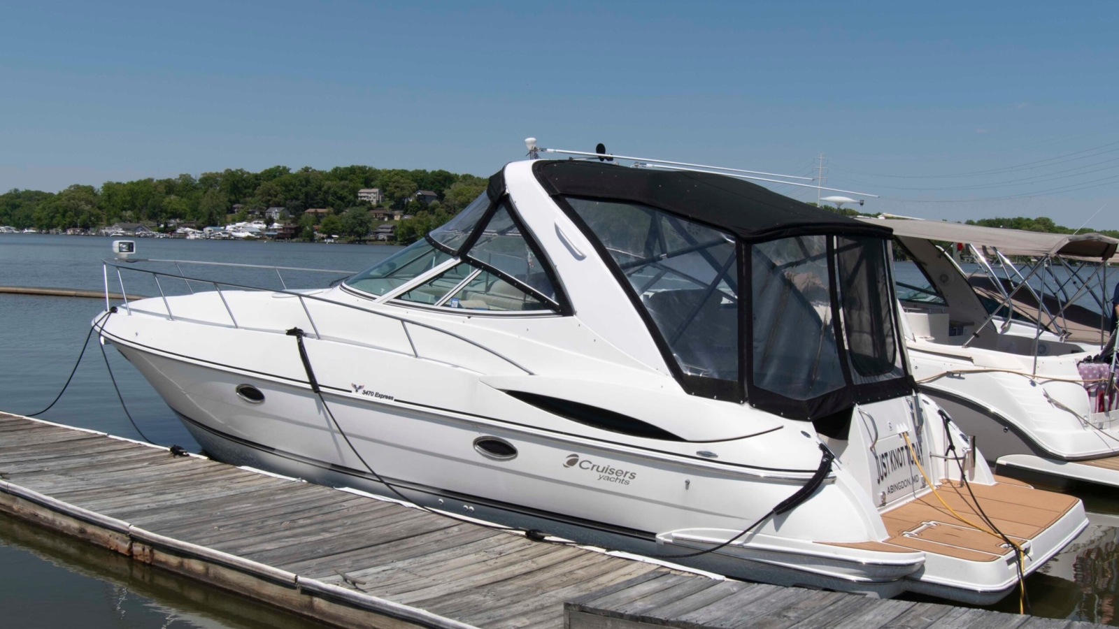 2003-cruisers-yachts-3470-express-power-10090078-20260504164021805-1.jpg