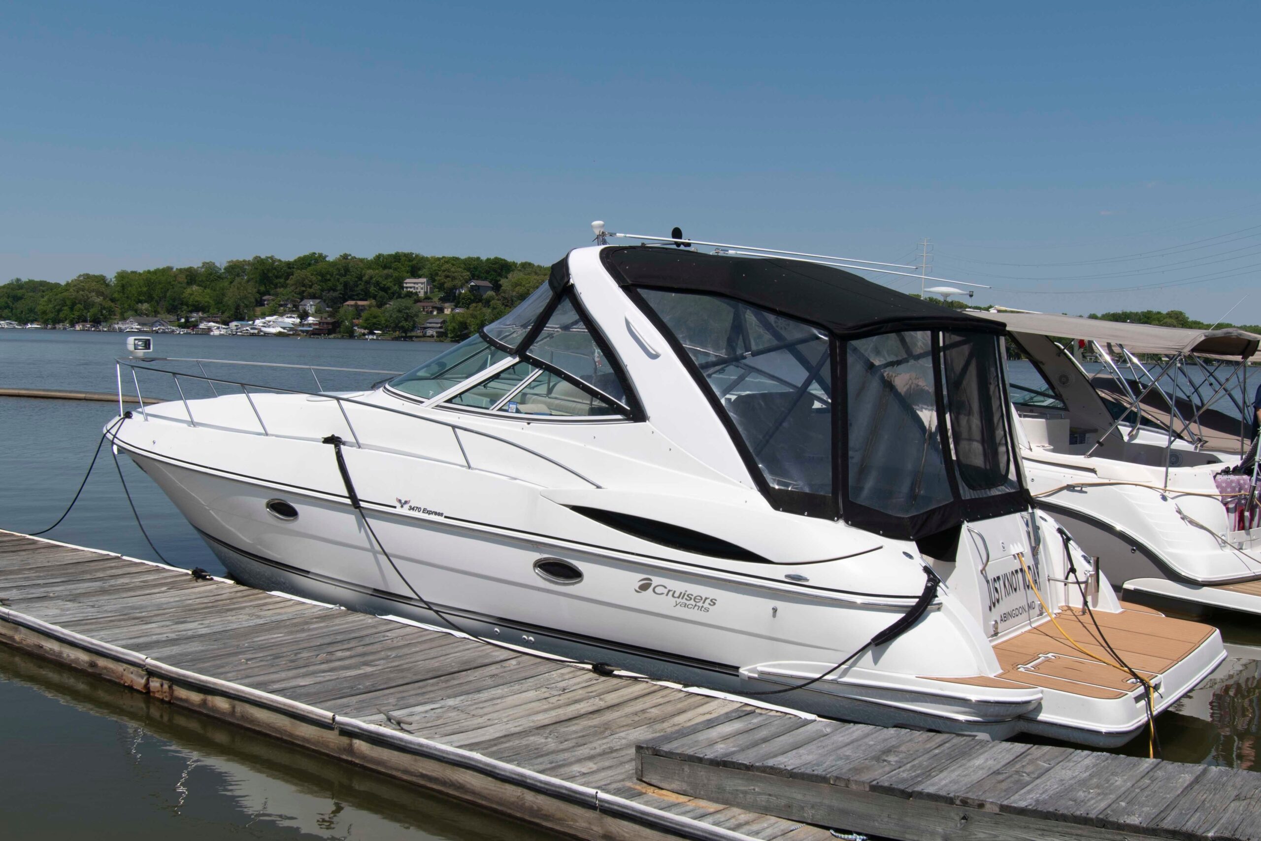 2003 Cruisers Yachts 3470 Express