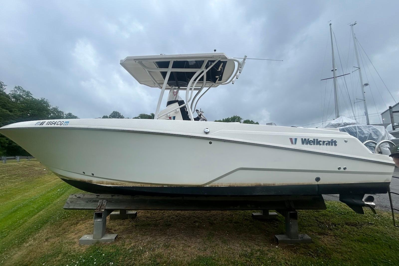 2016 Wellcraft 242 Fisherman