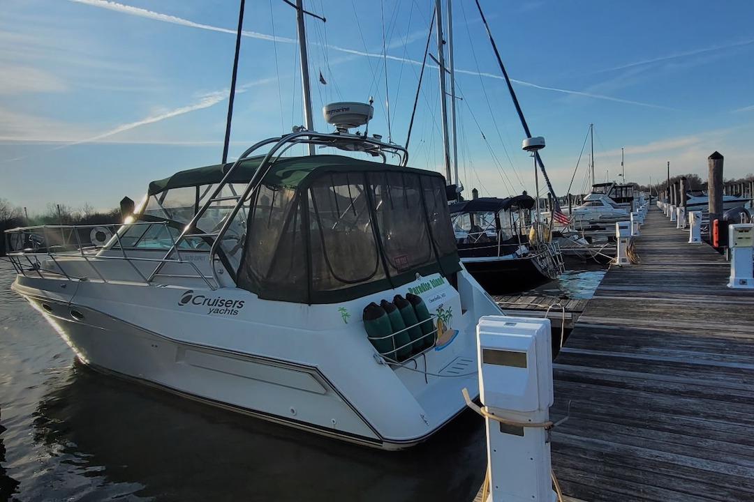 1989 Cruisers Yachts 3670 Esprit