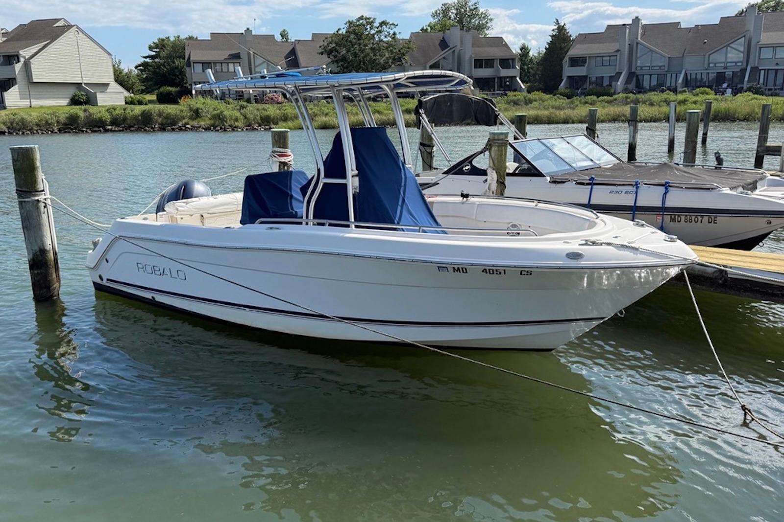 2016 Robalo R222 Center Console