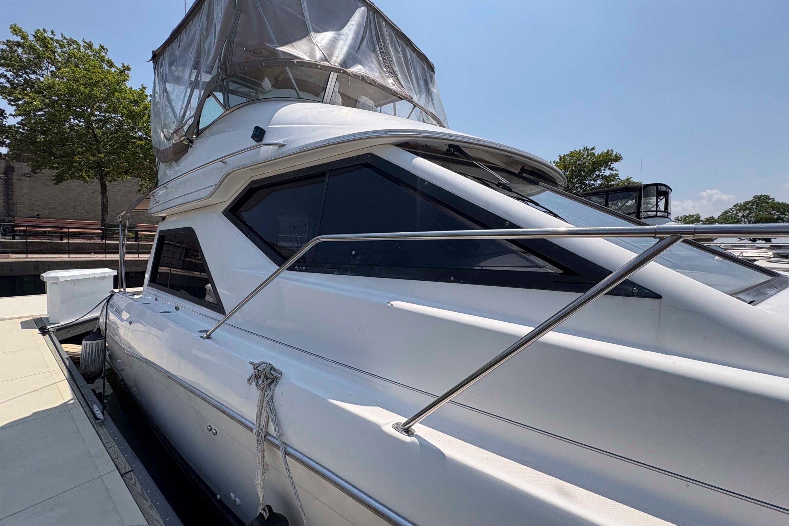 2001 Bayliner 3258 Command Bridge